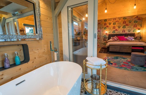 Fintry Cabin | Unique Spacious Heated Lodge With Enclosed/open air Bathtub and Outdoor Seating