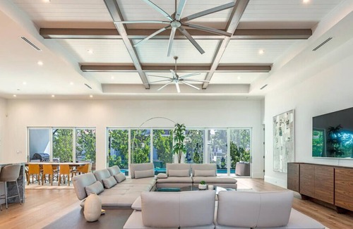 Burlington House | Unique Spacious Property in the Country - Includes Loft