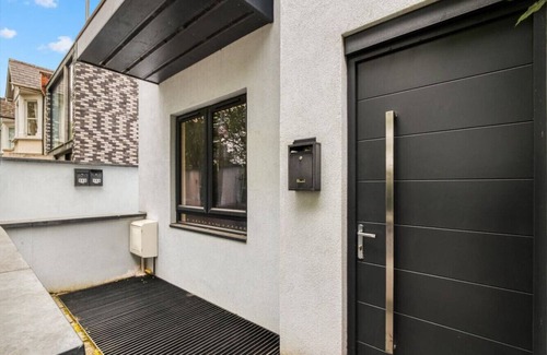 Southfields House | Unique Stylish Duplex 2BR 2BA Balcony