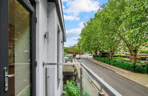 Southfields House | Unique Stylish Duplex 2BR 2BA Balcony