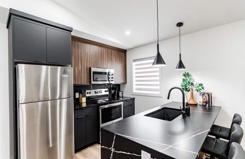 Winnipeg House | *Unique Suite | Free Parking | 5 min to Downtown*
