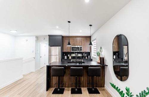 Winnipeg House | *Unique Suite | Free Parking | 5 min to Downtown*
