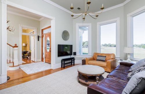 Dripping Springs House | Unique Victorian Estate Pets Welcome Pool BBQ Picnic Privacy