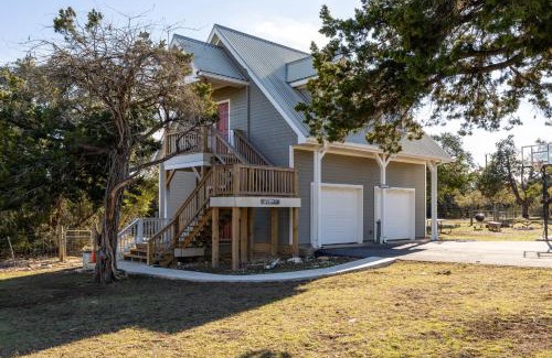 Dripping Springs House | Unique Victorian Estate Pets Welcome Pool BBQ Picnic Privacy