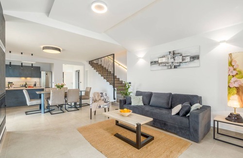 Susnjici House | Unique villa with private pool, sea views, baby cot, BBQ, air-conditioned bedrooms with many cycle paths