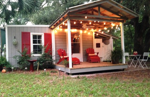 Fanning Springs Cottage | Unique Waterfront Small Cottage
