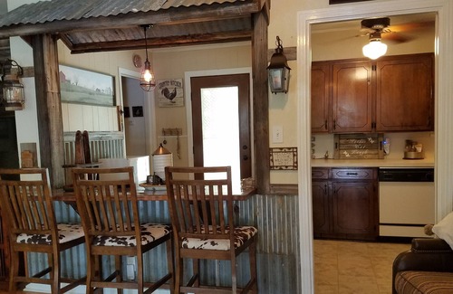 Landon Branch House | Unique Western Flair, Close to EXTRACO, SILOS, Shopping, EATERIES, 3min LAKE!