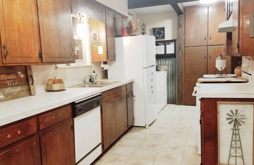 Landon Branch House | Unique Western Flair, Close to EXTRACO, SILOS, Shopping, EATERIES, 3min LAKE!