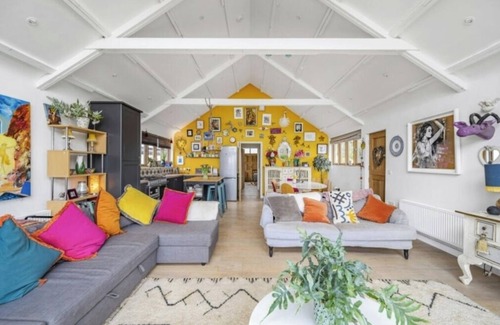 Corsham Cabin | Unique with breathtaking views. Chill and relax .pet friendly.