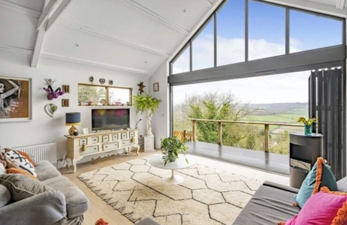 Corsham Cabin | Unique with breathtaking views. Chill and relax .pet friendly.