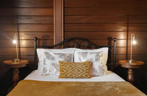 Casais do Rio House | Unique Wooden Cottage