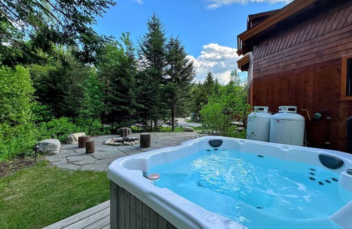 Bretton Woods Cabin | Unique 'yurt' home in Bretton Woods 1 mi to skiing, firepit, beach! Hot tub and Dog friendly!