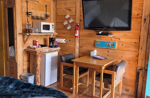Cedaredge Cabin | Unit 1: Family Room/w Kitchenette at the Cedaredge Lodge