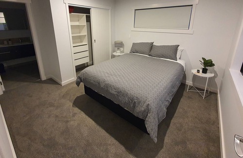 Hamilton House | Unit 1 - Upmarket Townhouse Next to the Hospital