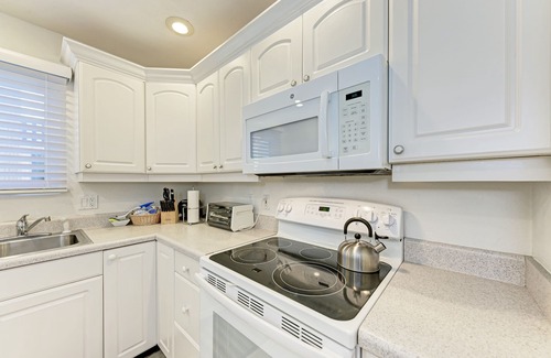 Longboat Key Condo | Unit #110 Sand Cay Beach Pool and Garden View