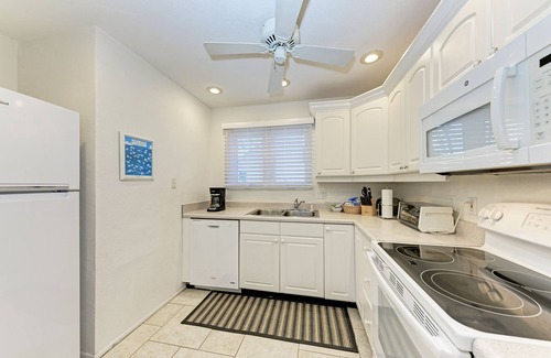 Longboat Key Condo | Unit #110 Sand Cay Beach Pool and Garden View