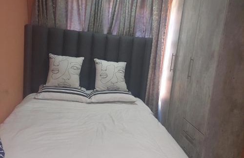 Mmabatho Apartment | Unit 12 Bachelor Apartment self catering complete