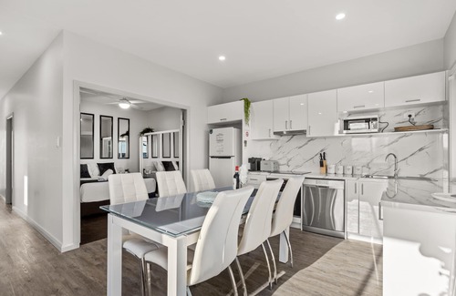 Harrington Apartment | UNIT 2 OPPOSITE BEACH, RIVER ,HOTEL,CLUB,WALKING DISTANCE TO ALL VENUES ETC.n