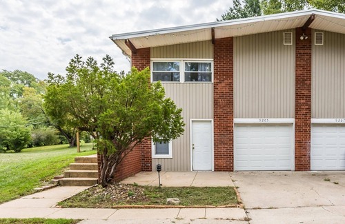 Overland Park House | Unit 3: Cute and affordable 4BDR duplex in Overland Park for up to 10 people!