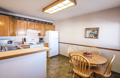 Red Lodge Condo | Unit #5 Cozy 2 Bed/2 Bath Condo on Golf Course with Hot Tub/Sauna/Pool