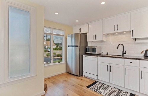 Hyannis Condo | Unit 6 Poolside 2BD-A/C, Private Balcony, Association Beach & Pool