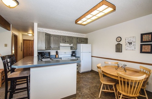 Red Lodge Condo | Unit #7 Cozy 2 Bed/2 Bath Condo on Golf Course with Hot tub/Sauna/Pool