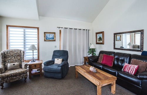 Red Lodge Condo | Unit #7 Cozy 2 Bed/2 Bath Condo on Golf Course with Hot tub/Sauna/Pool