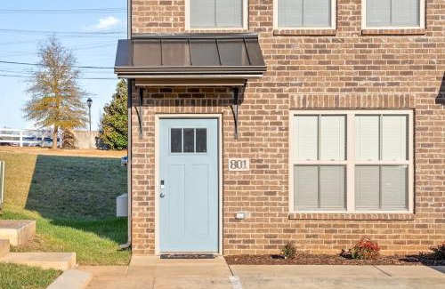 Clarksville House | Unit #801 Peachers Place Townhomes