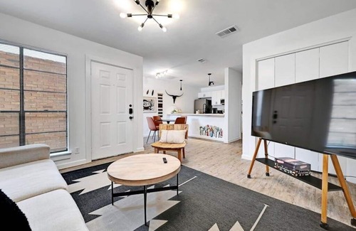 St. Edwards Apartment | Unit A Willowrun · Artist Retreat by SoCo w/PRKG | Sleeps 4