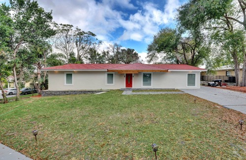 Florida Center House | Universal Studios LAKE HOUSE RETREAT with 5 bedrooms and a private pool.