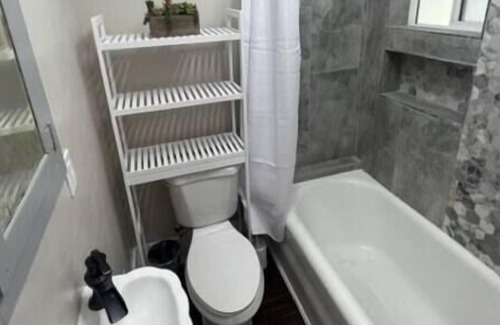 West University Apartment | University Blvd- Sleeps 12 & Free Parking