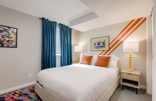 Lincoln House | UNL Retreat: Eclectic 5bd | 5mins to Downtown