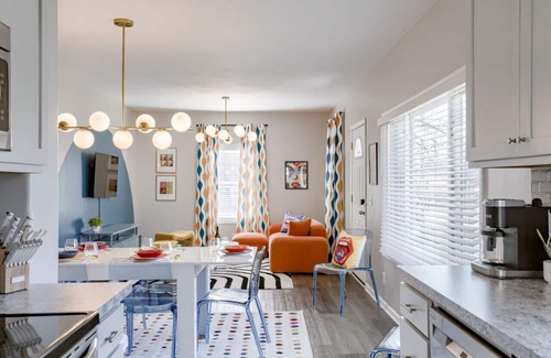 Lincoln House | UNL Retreat: Eclectic 5bd | 5mins to Downtown