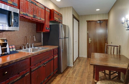 Peoria Hotel | Unleash Adventure! Stylish Lodging Blocks Away from Illinois River Valley