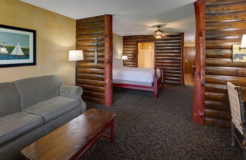 Peoria Hotel | Unleash Adventure! Stylish Lodging Blocks Away from Illinois River Valley