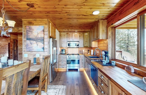 Keystone Cabin | Unmatched views of Mt. Rushmore and Black Elk Peak on 17 acres with hot tub