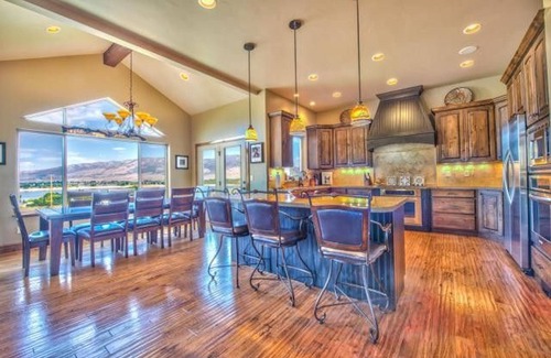 Ogden House | Unobstructed Lake View 10 min to Snowbasin, Sleeps 16
