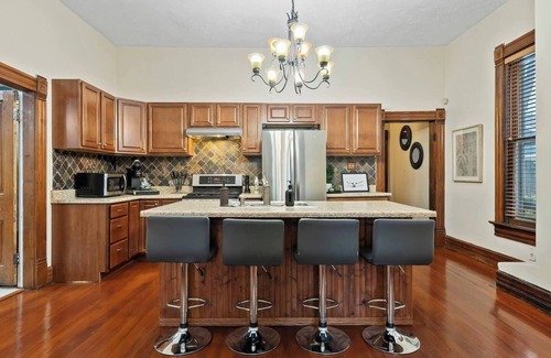 Victorian Village Condo | Unwind and relax in this idyllic Short North hangout.
