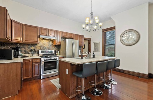 Victorian Village Condo | Unwind and relax in this idyllic Short North hangout.