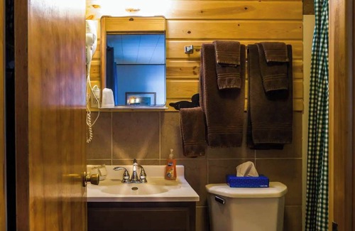Rice Lake Cabin | Unwind at the lake in Room 12 - Loons Lair - Curriers Lakeview Lodge