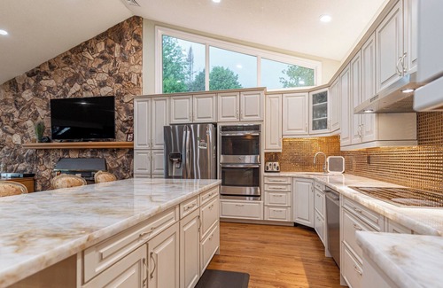 Fenelon Falls House | Unwind by the Water: Stylish Lakehouse Retreat in Kawartha Lakes