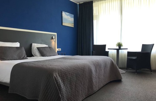 Renesse Hotel | Unwind in Cozy Haven w/Onsite Dining, Parking near Seaside Escape & Local sites