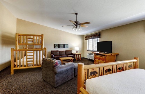 Columbia Hotel | Unwind in Rustic-Themed Suites in Columbia! Free Hot Breakfast, Pool!