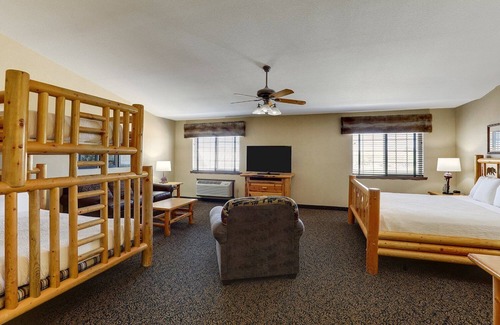 Columbia Hotel | Unwind in Rustic-Themed Suites in Columbia! Free Hot Breakfast, Pool!