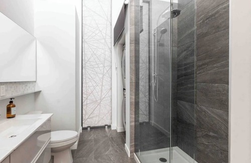 Youville Apartment | Unwind in Style at a Luxurious Loft - Free Parking