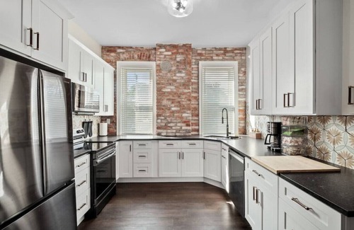 Shaw House | Unwind in Style: Spacious 7BR near Downtown & Forest Park