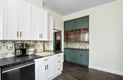 Shaw House | Unwind in Style: Spacious 7BR near Downtown & Forest Park