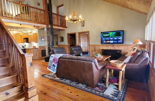 West Jefferson Cabin | Unwind in Style - Fire Pit, Fireplace & Mtn Views This Fall @ El Cabitan