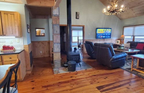 West Jefferson Cabin | Unwind in Style - Fire Pit, Fireplace & Mtn Views This Fall @ El Cabitan