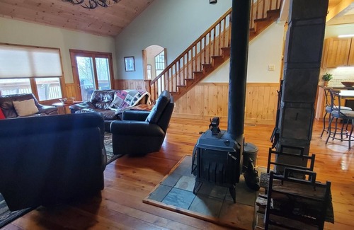 West Jefferson Cabin | Unwind in Style - Fire Pit, Fireplace & Mtn Views This Fall @ El Cabitan